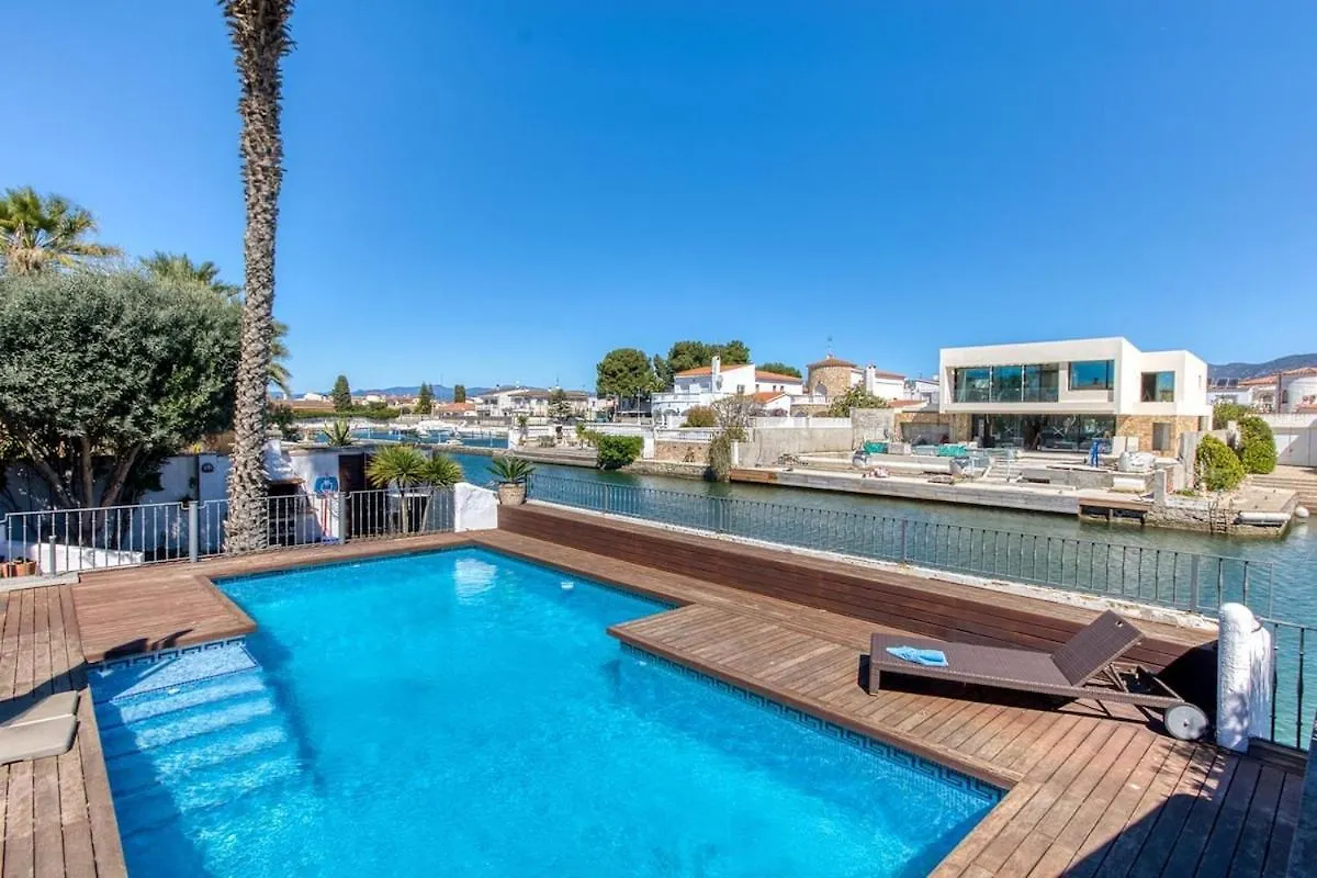 Villa De Lujo Con Amarre Y Piscina