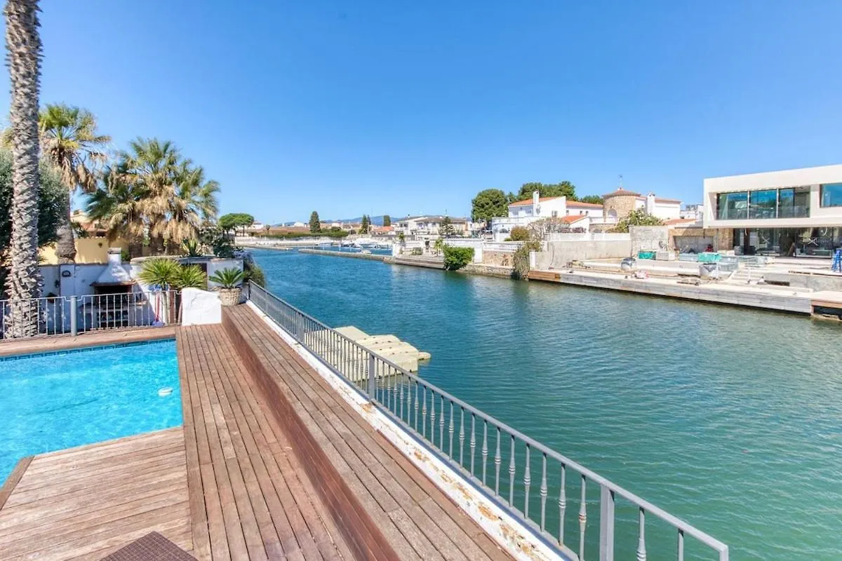 Villa De Lujo Con Amarre Y Piscina