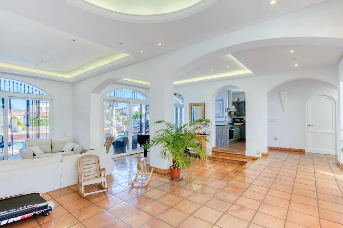 Villa De Lujo Con Amarre Y Piscina 0*, Empuriabrava İspanya